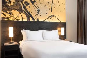Holman Riverfront Park Hotel Salem, Tapestry By Hilton客房内的一张或多张床位