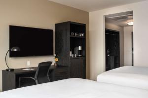 Holman Riverfront Park Hotel Salem, Tapestry By Hilton客房内的一张或多张床位