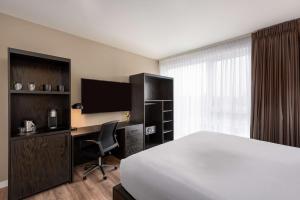 Holman Riverfront Park Hotel Salem, Tapestry By Hilton客房内的一张或多张床位