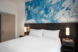 Holman Riverfront Park Hotel Salem, Tapestry By Hilton客房内的一张或多张床位