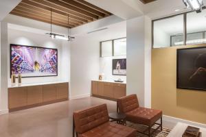 Holman Riverfront Park Hotel Salem, Tapestry By Hilton的电视和/或娱乐中心
