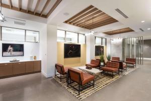 Holman Riverfront Park Hotel Salem, Tapestry By Hilton的电视和/或娱乐中心