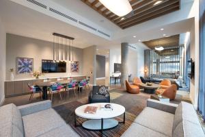 sala de estar con sofá, sillas y mesa en Holman Riverfront Park Hotel Salem, Tapestry By Hilton en Salem