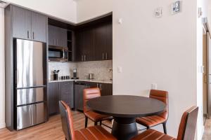Holman Riverfront Park Hotel Salem, Tapestry By Hilton的厨房或小厨房