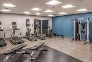 The fitness centre and/or fitness facilities at Hampton Inn Columbus