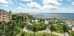 uma vista aérea do resort e do oceano em Hilton Grand Vacations Club The Crane Barbados em Saint Philip