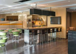 una cocina con barra con taburetes en Hampton by Hilton Barranquilla, en Barranquilla