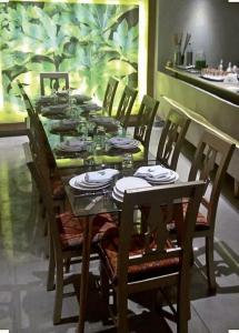 - une grande table avec des chaises et des assiettes dans l'établissement Aralia Boutique Hôtel, à Rabat