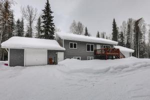 Peaceful Nature Escape with Deck in North Pole! durante el invierno