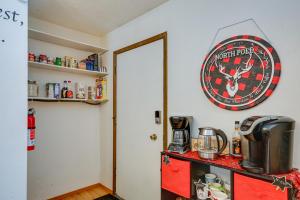 Una cocina o kitchenette en Peaceful Nature Escape with Deck in North Pole!