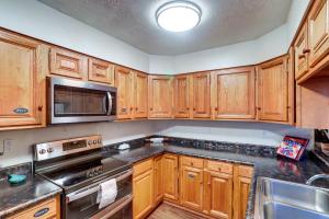 Una cocina o kitchenette en Peaceful Nature Escape with Deck in North Pole!