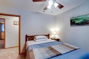 Una cama o camas en una habitación de Peaceful Nature Escape with Deck in North Pole!