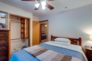 Una cama o camas en una habitación de Peaceful Nature Escape with Deck in North Pole!