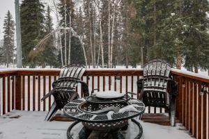 Peaceful Nature Escape with Deck in North Pole! durante el invierno
