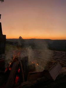 uma fogueira com o pôr-do-sol ao fundo em Rancho Sol Poente - Rancho Queimado - SC em Rancho Queimado