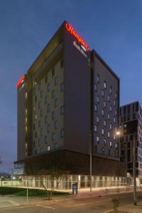 un bâtiment avec un panneau d'hôtel sur son côté dans l'établissement Hampton By Hilton Bogota Airport, à Bogotá