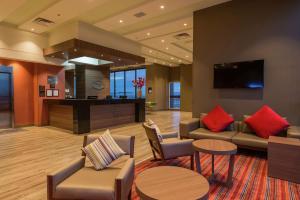 TV a/nebo společenská místnost v ubytování Hampton By Hilton Bogota Airport