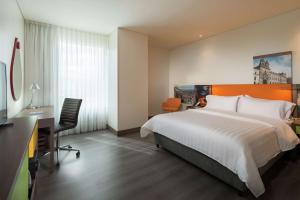 Postel nebo postele na pokoji v ubytování Hampton By Hilton Bogota Airport