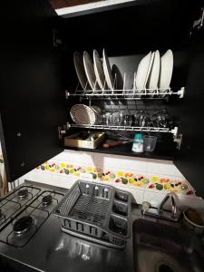 una cocina con placas y sartenes en una encimera en Aparta Suite Torre De Prado 401 en Medellín