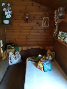 um pequeno quarto com uma mesa com snacks em Ferienhaus Mentil em Greifenburg