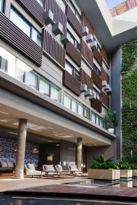 Un balcón o terraza en The Fives Downtown Hotel & Residences, Curio Collection by Hilton