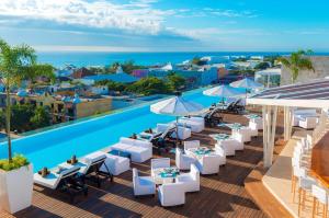 La pileta dentro o cerca de The Fives Downtown Hotel & Residences, Curio Collection by Hilton