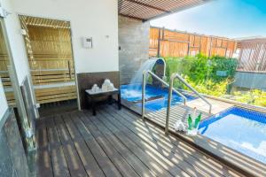 Un balcón o terraza en The Fives Downtown Hotel & Residences, Curio Collection by Hilton