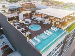 La pileta dentro o cerca de The Fives Downtown Hotel & Residences, Curio Collection by Hilton