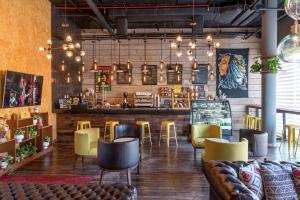 La sala de estar o bar de The Fives Downtown Hotel & Residences, Curio Collection by Hilton