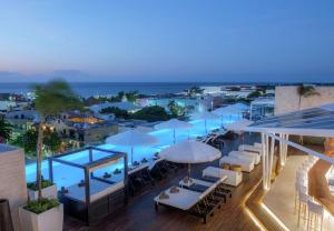 La pileta dentro o cerca de The Fives Downtown Hotel & Residences, Curio Collection by Hilton