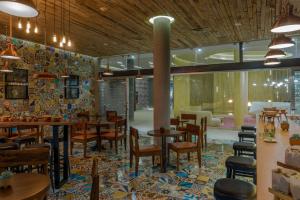 Un restaurant u otro lugar para comer en The Fives Downtown Hotel & Residences, Curio Collection by Hilton