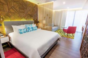 Una cama o camas en una habitación de The Fives Downtown Hotel & Residences, Curio Collection by Hilton