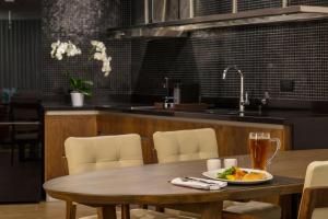 Tragos en The Fives Downtown Hotel & Residences, Curio Collection by Hilton