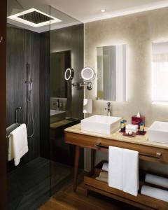 Un baño de The Fives Downtown Hotel & Residences, Curio Collection by Hilton