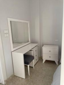 卢克索Royal Nile Villa - Luxury Nile View Apartment 1的一张带镜子和椅子的白色书桌