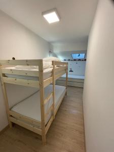 a room with a bunk bed in a room at Maison pour 1 à 6 personnes in Talmont-Saint-Hilaire