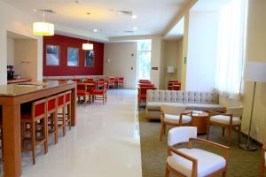Posezení v ubytování Hampton by Hilton Guadalajara Expo