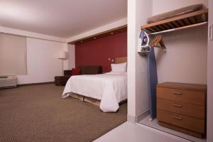 Postel nebo postele na pokoji v ubytování Hampton by Hilton Guadalajara Expo