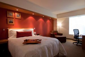 Postel nebo postele na pokoji v ubytování Hampton by Hilton Guadalajara Expo