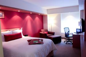 Postel nebo postele na pokoji v ubytování Hampton by Hilton Guadalajara Expo