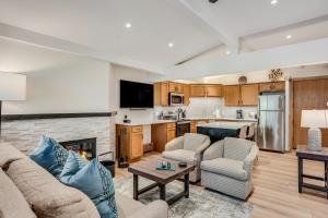 Laurelwood Condominiums 211 في سنوماس فيليج: غرفة معيشة مع أريكة ومدفأة