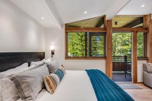 1 dormitorio con cama blanca y ventana grande en Laurelwood Condominiums 211, en Snowmass Village