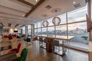 Uma área de estar em Hampton By Hilton Lima San Isidro