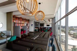 Uma área de estar em Hampton By Hilton Lima San Isidro