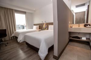 Cama ou camas em um quarto em Hampton By Hilton Lima San Isidro