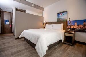 Cama ou camas em um quarto em Hampton By Hilton Lima San Isidro