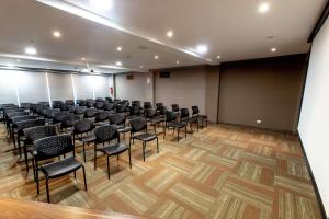 una sala de conferencias con sillas y una pantalla grande en Hampton By Hilton Lima San Isidro, en Lima