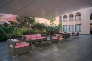 d'une terrasse avec des canapés, des chaises et un foyer extérieur. dans l'établissement Hampton Inn & Suites Mexico City - Centro Historico, à Mexico