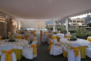 un grupo de mesas con manteles amarillos y blancos en Hampton Inn & Suites Mexico City - Centro Historico, en Ciudad de México