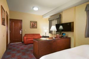 een hotelkamer met een bed, een bureau en een stoel bij Hampton Inn & Suites Mexico City - Centro Historico in Mexico-Stad